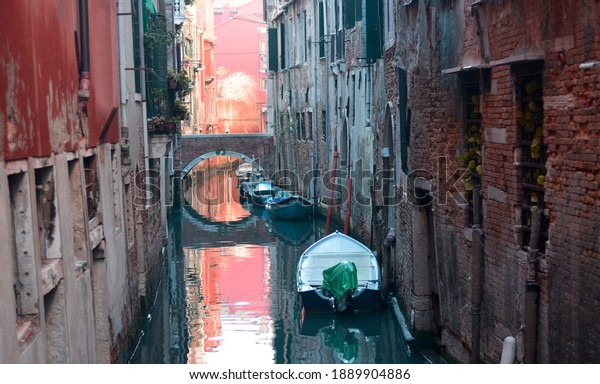 the boats\
moored on the narrow canals in\
Venice