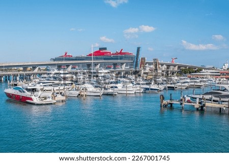 Boats at the pier on the Bayside Marketplace in Miami on a sunny summer day