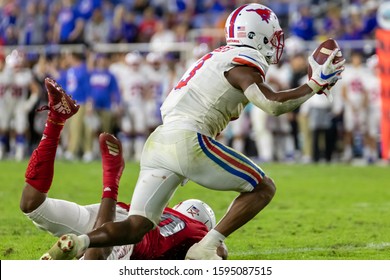 Boca Raton, Florida/USA - December 21, 2019: Florida Atlantic Owls Vs SMU Mustangs. Cheribundi Boca Raton Bowl 2019. College Football Players On The Field In Attack At FAU Football Stadium.