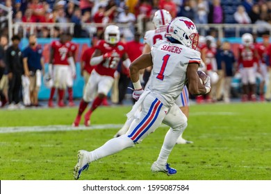 Boca Raton, Florida/USA - December 21, 2019: Florida Atlantic Owls Vs SMU Mustangs. Cheribundi Boca Raton Bowl 2019. College Football Players On The Field In Attack At FAU Football Stadium.