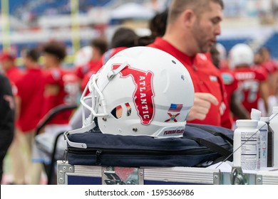 Boca Raton, Florida/USA - December 21, 2019: Florida Atlantic Owls Vs SMU Mustangs. Cheribundi Boca Raton Bowl 2019. College Football Players On The Field At FAU Football Stadium.