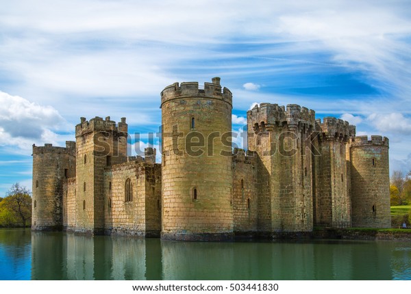 ボディアム城14世紀の堀で囲まれた要塞 英国 イングランド の写真素材 今すぐ編集