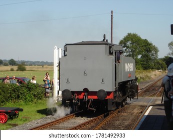 Bodiam, Kent, UK - August 28th, 2005: USATC S100 Class No. 21 Wainwright, Built For The United States Army Corps Of Engineers As No 1960, Runs Round Its Train At Bodiam Station Whilst Onlookers Watch