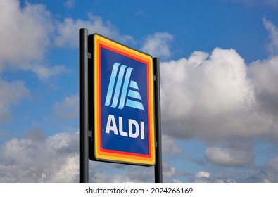 BODMIN, CORNWALL, UK - 8TH AUGUST 2021; Sign Post For ALDI Budget Supermarket Store In Bodmin, Cornwall