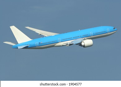 Boeing 777-200 banking to the east after take off.