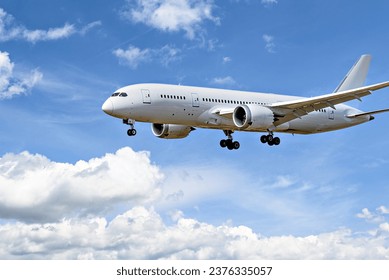 Boeing 787-8 Dreamliner avión de pasajeros aterrizando en el aeropuerto, bajo un cielo azul con nubes blancas