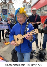 Bognor Regis, UK. April 2nd 2022. Members of the Waverley Ukulele Jam, seen playing the ukulele and singing on London Road in Bognor Regis, raising money for the Ukrainian Refugee Appeal.