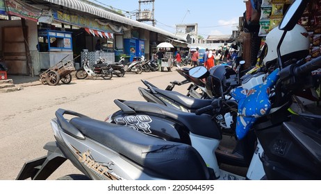 Bogor Indonesia, 15 September 2022 - Leuwiliang Bogor Traditional Market Parking Area 04