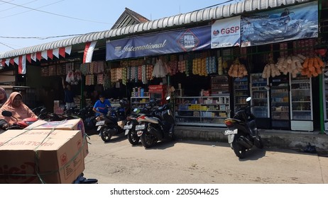 Bogor Indonesia, 15 September 2022 - Leuwiliang Bogor Traditional Market Parking Area 03