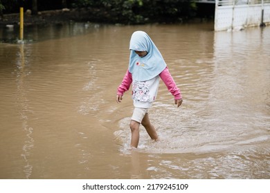 Bogor, Indonesia, 16 Juli 2022. Seen A Girl Playing In The Middle Of The Flood