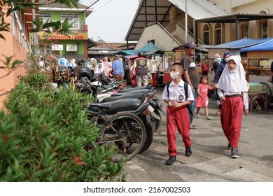 Bogor, Indonesia - June 13rd 2022: School Children's Activities Begin To Study Offline So The Atmosphere Is Busy Going To And Coming Home From School, Filled With Parents And Guardians