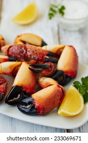 Boiled crab claws with lemon
