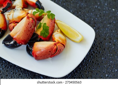 Boiled crab claws with lemon 