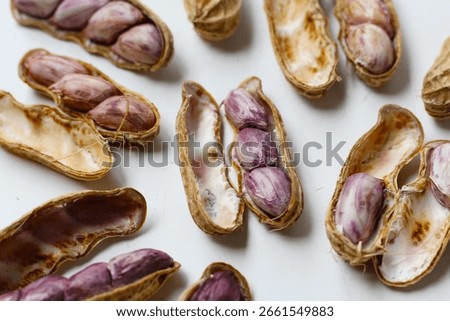 Boiled peanuts in shellSimple, soft, and protein-rich snack.