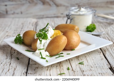 boiled potatoes with sour cream