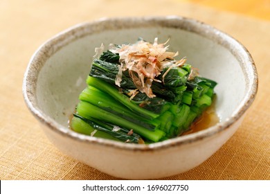 Boiled spinach with bonito flakes
