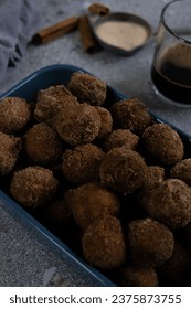 Bolinho de chuva com açúcar e canela acompanhado de um café