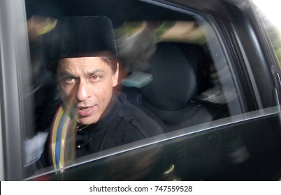 Bollywood Actres Shah Rukh Khan Smile Inside His Car In Malacca On February 7, 2017