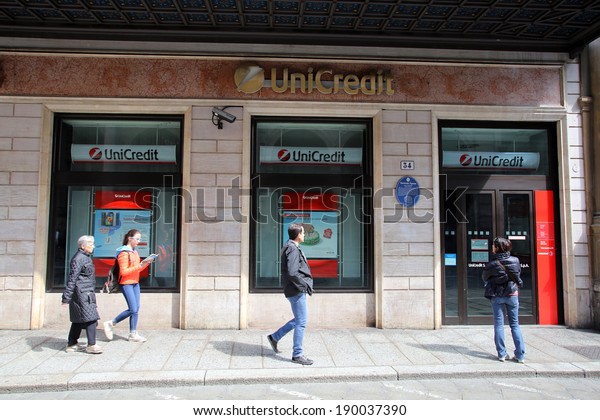 Bologna Italy April 19 2014 Pedestrians Stock Photo Edit Now 190037390