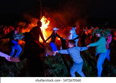 BOLSHAYA RECHKA, RUSSIA - JUNE 24 2017: Celebrating Of Belorussian Holiday Ivan Kupala Near The River Angara By Community Krivichi, People Perfoming Cicle National Dance At Night