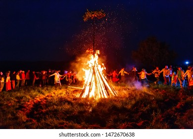 BOLSHAYA RECHKA, RUSSIA - JUNE 24 2017: Celebrating Of Belorussian Holiday Ivan Kupala Near The River Angara By Community Krivichi, People Perfoming Cicle National Dance