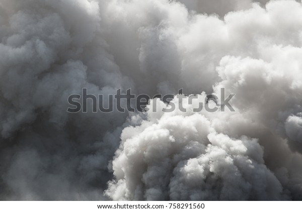 爆弾の煙の背景 爆発による煙 雲の背景に白い煙 の写真素材 今すぐ編集