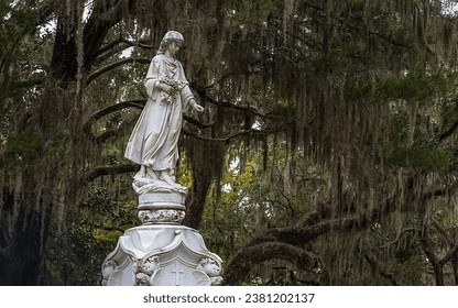 Bonaventure Cemetery in Savannah, Georgia, is a place that defies expectations. While cemeteries are not typically the first place people consider exploring