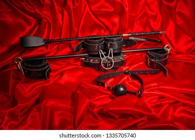 赤い革の手錠 フロガー ボールギャグ 黒い絹にリードを付けた首輪とボンデージ きびきびしい成人のセックスゲーム キンク smライフスタイルコンセプト写真素材 Shutterstock