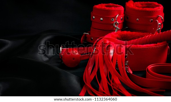赤い革の手錠 フロガー ボールギャグ 黒い絹にリードを付けた首輪とボンデージ きびきびしい成人のセックスゲーム キンク smライフスタイルコンセプト の写真素材 今すぐ編集