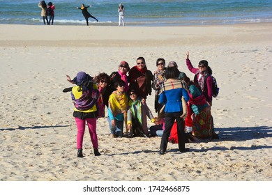 Bondi Beach, Australia-July 2019; Beach And Ocean View Of A Large Group Of Asian Tourists Posing On The Beach To Make A Photograph