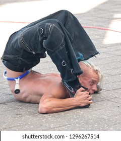 Bondi Beach, Sydney / Australia - Nov. 12, 2010: Male Contortionist Performing On The Boulevard Of Bondi Beach, Australia.