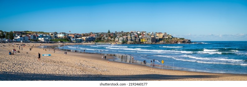 Bondi Beachgoers Enjoying Midwinter Sun Stock Photo 2192460177 ...