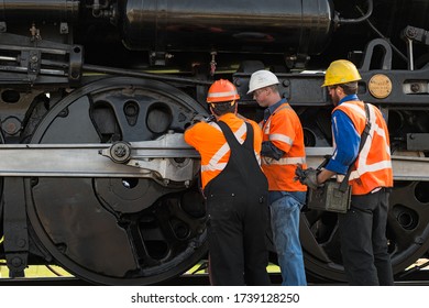 BONGARDS, MN - SEPTEMBER 8, 2018: Crew Members Do Maintenance Work On The Steam Engine Milwaukee Road #261 During A Scheduled Stop On Its Annual Autumn Tour From Minneapolis, MN To Glencoe, MN.