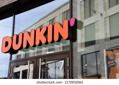 Bonn, Nordrhein-Westfalen, Deutschland - 15. Mai 2022:  Logo von Donuts in Bonn, Deutschland - Dunkin' ist ein amerikanisches multinationales Kaffee- und Donusunternehmen