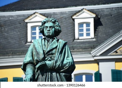 Bonn, Nordrhein-Westfalen / Deutschland - 25. September 2018: Beethoven-Denkmal in Bonn - Ludwig van Beethoven war ein deutscher Komponist und Pianist