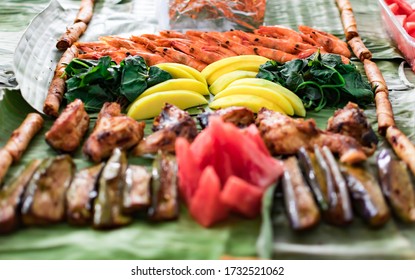 Boodle Fight Style Eating Traditional Filipino Stock Photo 1732521062 ...