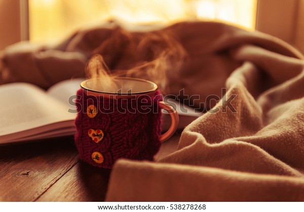 夕日に熱いお茶と暖かい毛布を予約しなさい 快適さのコンセプト ベストセラーを読む 暖かい家 の写真素材 今すぐ編集