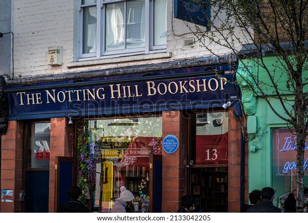immagini bookshop nothing hill con piante e bicicletta