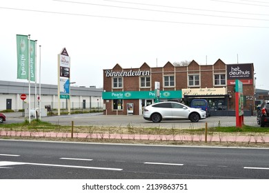 Boortmeerbeek, Vlaams-Brabant, Belgium - March 27, 2022: Very Confusing Front Store Situation. Above The Eye Wear Shop A Sign With Text Interior Doors But Entrance Is On The Backside Building.