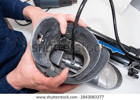 Boot fitter using mechanical tool to customize ski boot shell