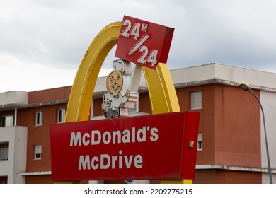 Bordeaux , Aquitaine  France - 01 10 2022 : McDonlads Drive Fast Food Vintage Sixties Store Front Chain Of Hamburger Fast Food Restaurants Fifties Logo Brand And Text Sign