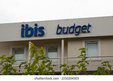 Bordeaux , Aquitaine  France - 01 10 2022 : Ibis Budget Hotels Sign Text And Logo Facade Brand On Hotel Wall