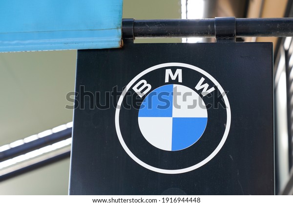 Bordeaux ,\
Aquitaine France - 02 13 2021 : BMW car dealership sign brand store\
luxury automakers text logo\
shop