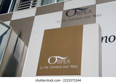 Bordeaux , Aquitaine  France - 02 02 2022 : Orpea La Vie Continue Avec Nous Brand Text And Logo Sign On Building Facade Apartment House Senior Retirement Home