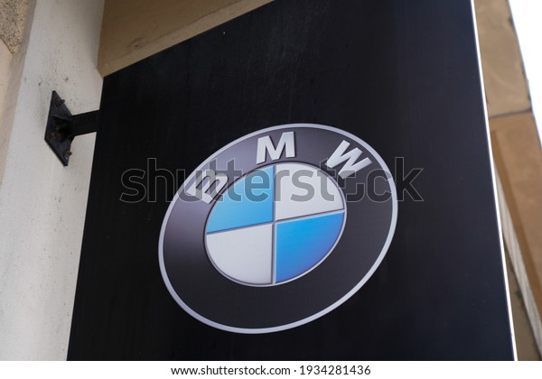 Bordeaux ,\
Aquitaine France - 03 08 2021 : BMW logo round sign and brand text\
of car dealership store automakers\
shop