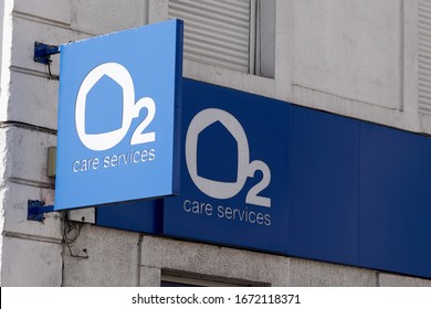 Bordeaux , Aquitaine / France - 03 11 2020 : 02 Care Services Blue Logo Sign Home Service Store Shop Office