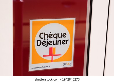 Bordeaux , Aquitaine France - 03 22 2021 : Cheque Dejeuner Logo Brand And Text Sign On Windows Restaurant