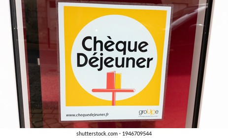 Bordeaux , Aquitaine France - 03 28 2021 : Cheque Dejeuner Logo Brand And Text Sign Label On French Windows Restaurant