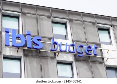 Bordeaux , Aquitaine  France - 04 04 2022 : Ibis Budget Sign Text And Brand Logo On Wall Hotel Building Entrance