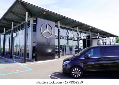 Bordeaux , Aquitaine France - 05 08 2021 : Mercedes Benz Car Sign Logo And Brand Text On Store Dealership Shop With Class 5 V Vito